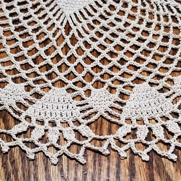 Vintage Style New Hand Crafted Comets Tail 18" Natural Colored Doily - Picture 3 of 3